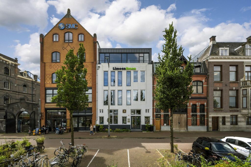 Gevelaanzicht van meerdere kantoorpanden aan de De Ruijterkade in Amsterdam, waaronder het gebouw van LimoenGroen.